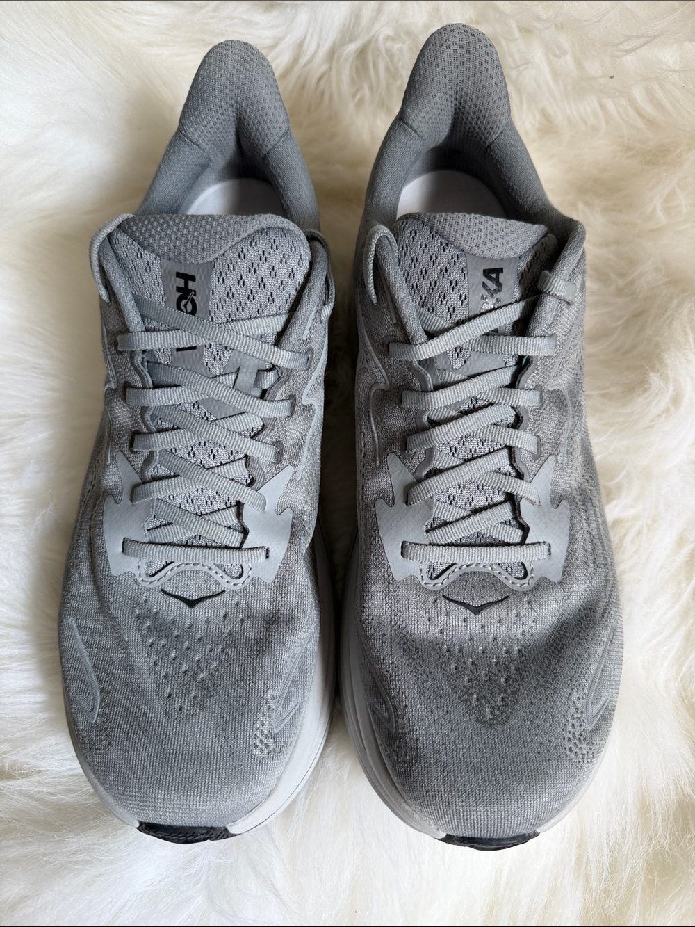 HOKA Men's Clifton 10 Athletic Shoes — Light Gray with Teal Logo size 10.5